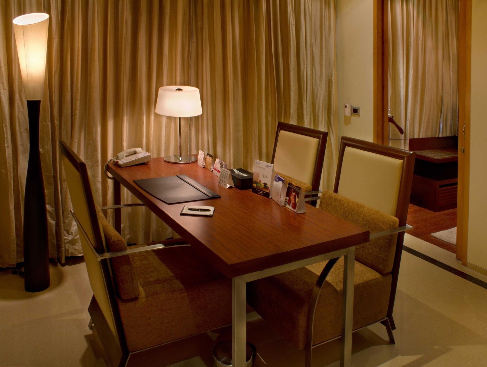 Radisson Blu Marina Hotel Connaught Place Нью-Дели Экстерьер фото